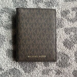 Michael kors jet set set passport wallet